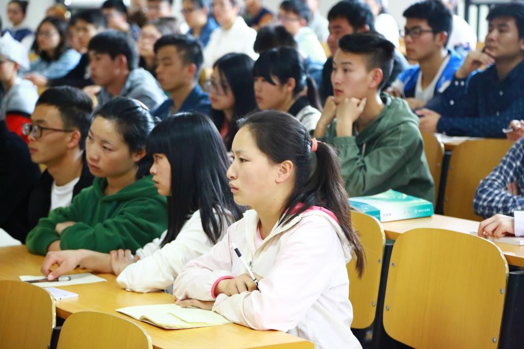 学生认真听讲
